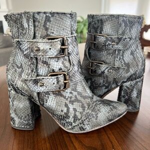 ✨ Freebird Joey Boots – Blue Snakeskin, Size 7 ✨